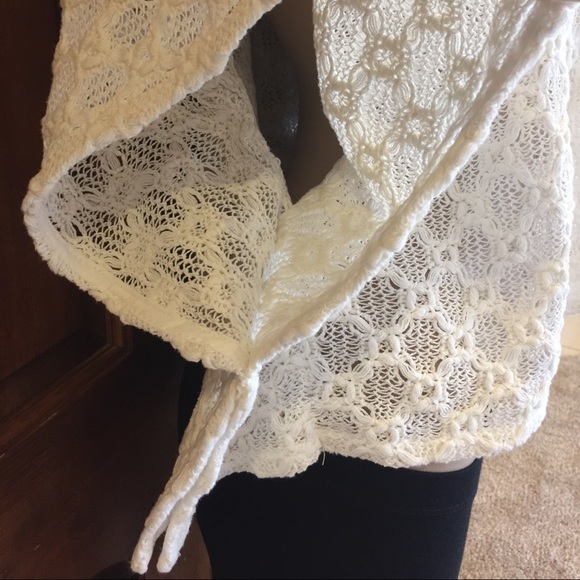❌SOLD!❌ Forever 21 Boho Lacey Crochet Ivory Cropped Poncho Sweater S Festival - Picture 6 of 8